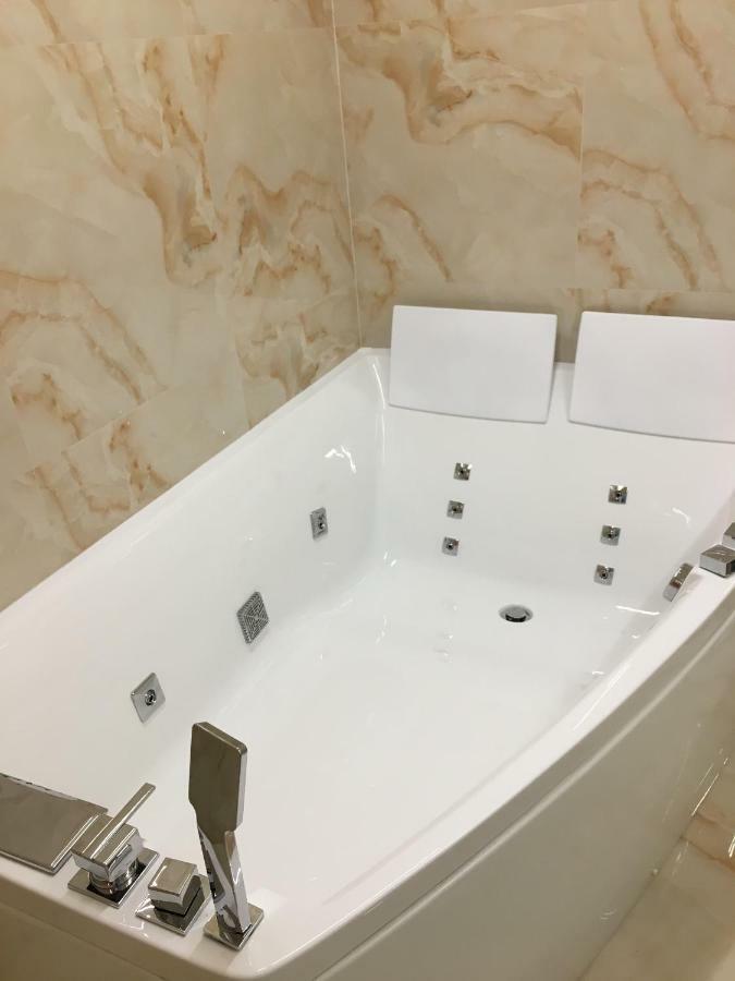 4-Room Jacuzzi Apartment Lviv Luaran gambar